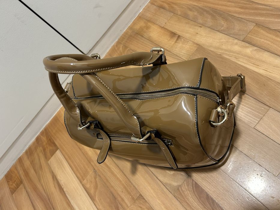 “RESERVADA” = Carteira beje espaçosa