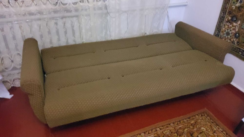 Диван  1.10 на 1.84, натуральное дерево