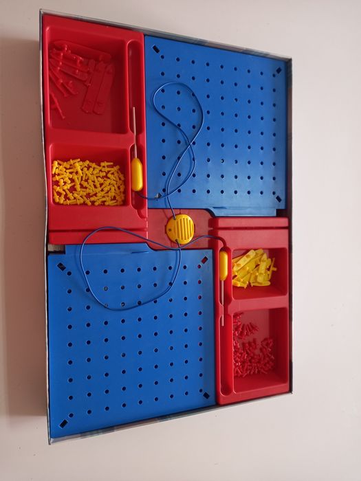 Jogo Batalha Naval Eletrónica da marca Clementoni.