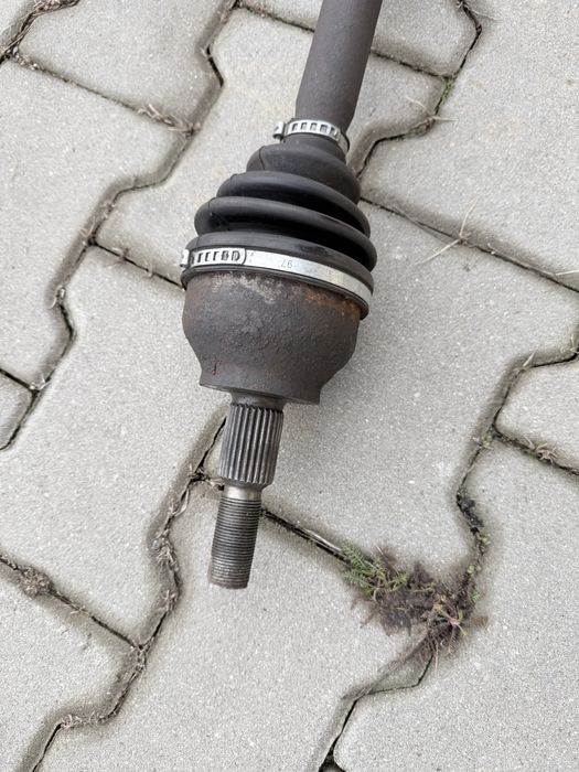 Sprzedam lewą półoś do Focusa mk 3