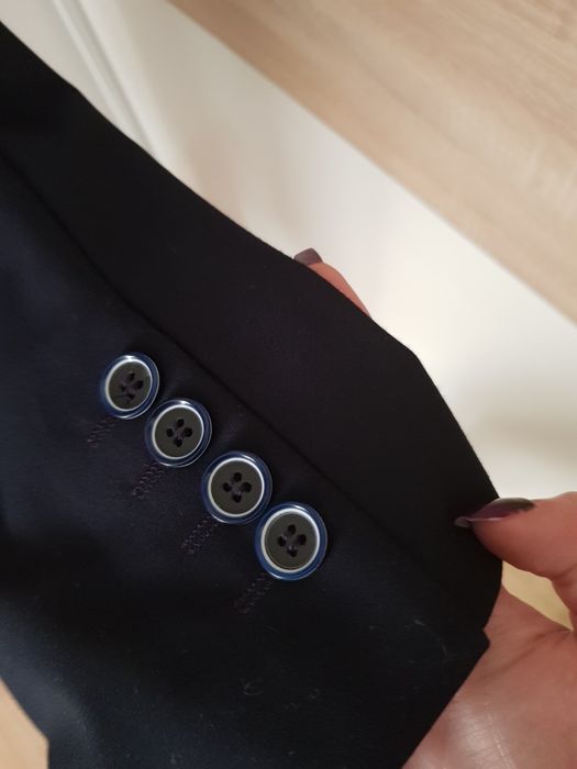 granatowy garnitur męski