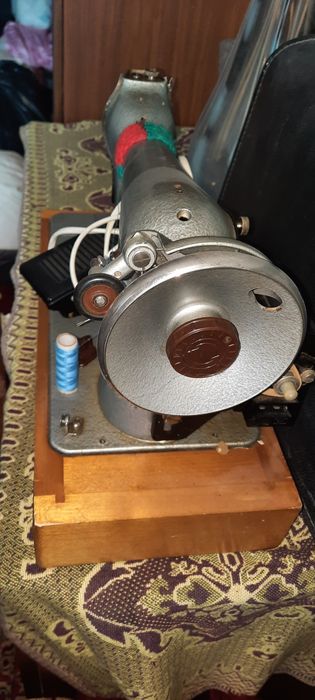 Швейна машинка, робоча потребує налаштування.