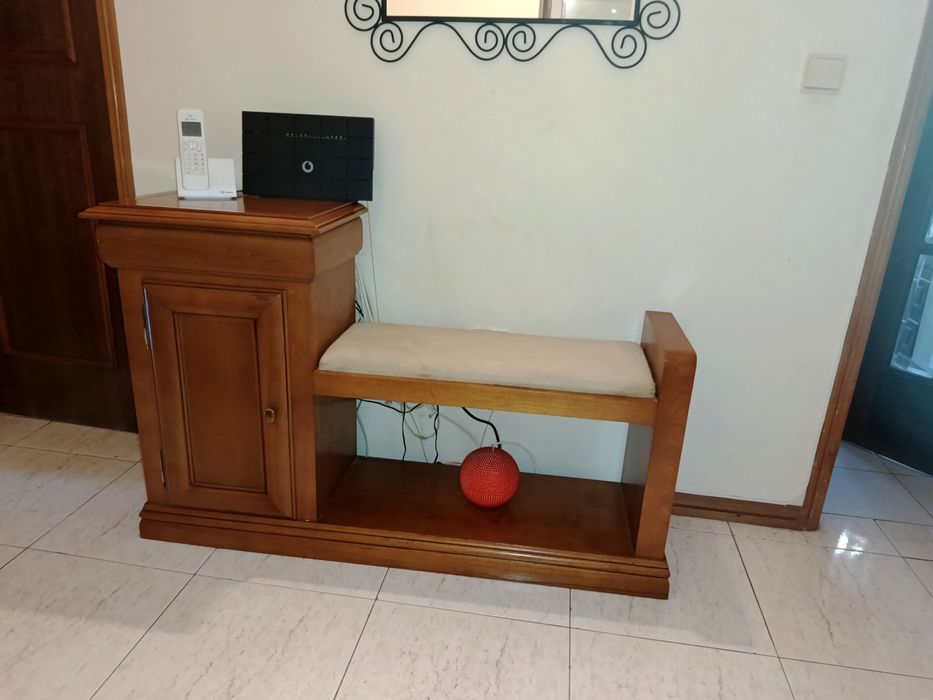 Vendo moveis para desocupar. Preço barato. Vendo junto ou separado. Mesa de sala e cadeiras em bom estado.  80€ neg. Tudo 150€