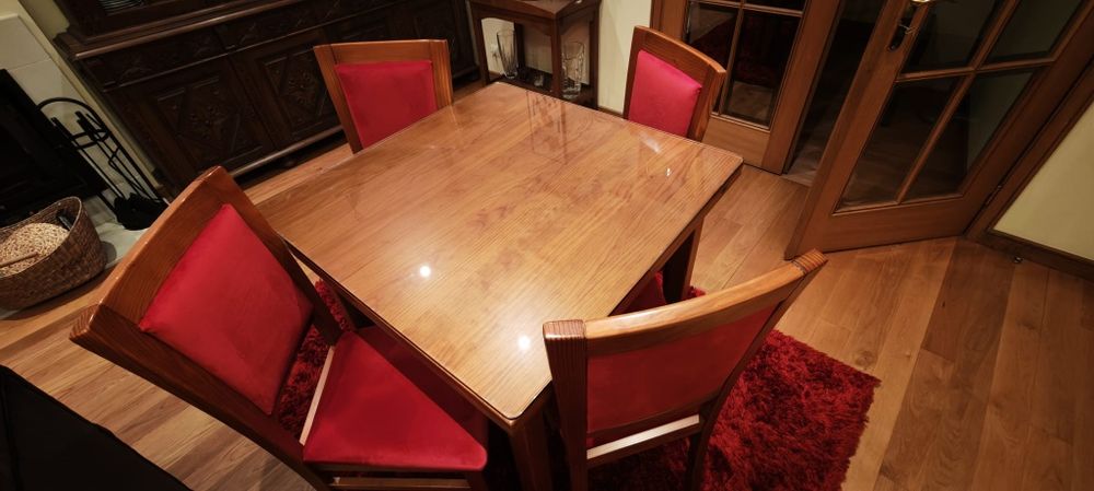 Mesa Quadrada em Madeira Maciça Extensível com 4 Cadeiras