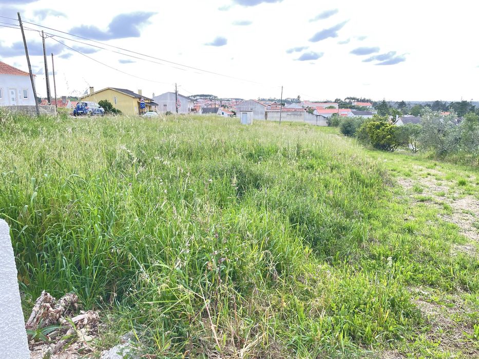 Vende-se terreno rústico urbanizável com todas as infraestruturas disponiveis. A 6km da A8 e a 20 minutos das praias.
