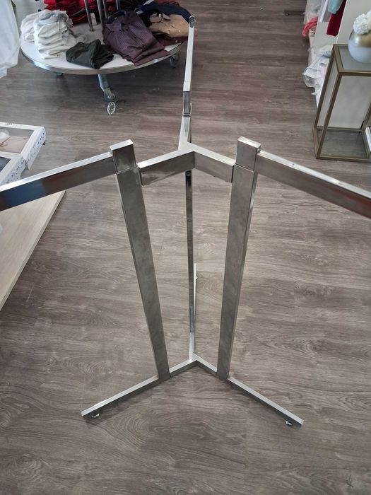 Expositor roupa como novo