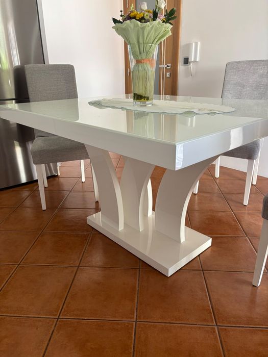 Mesa de jantar e cadeiras
