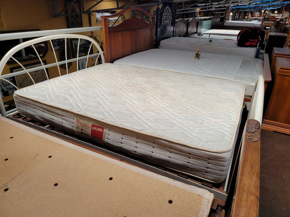 Cama em ferro com estrado e colchão - Bom estad