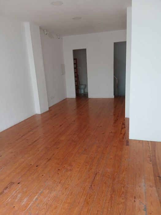 Loja para arrendar no centro de Campo de Ourique ( muito central )