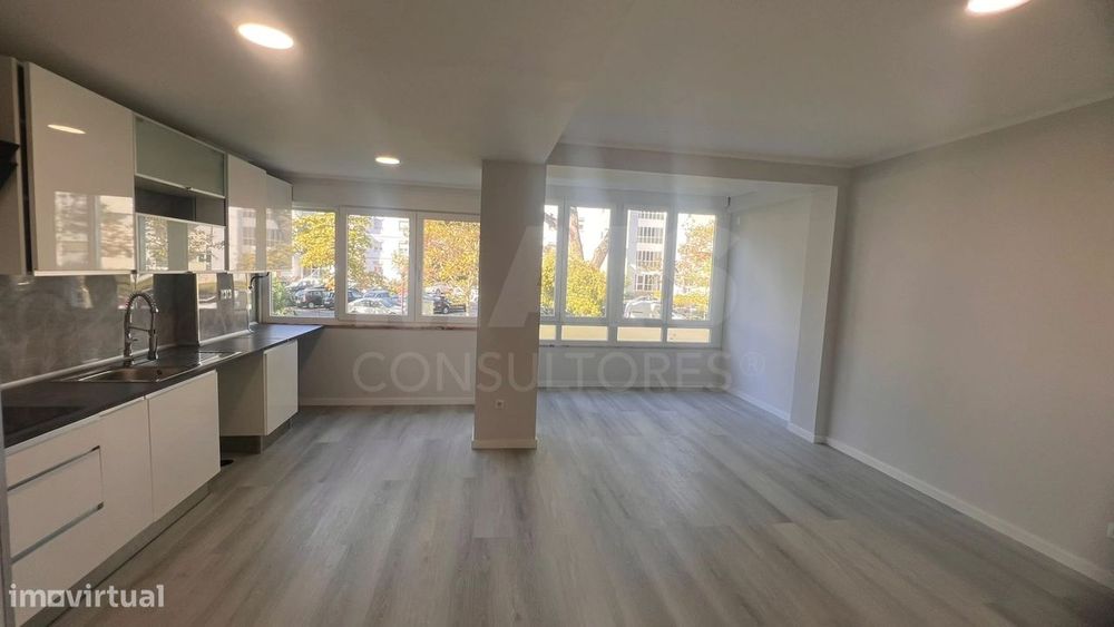 T2 Remodelado com Varanda em Oeiras