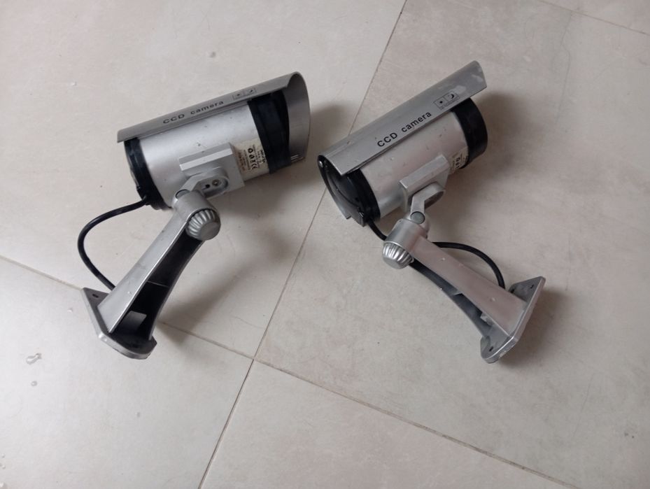 Dwie atrapy kamer do monitoringu