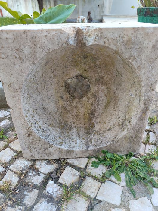 Pia antiga em pedra