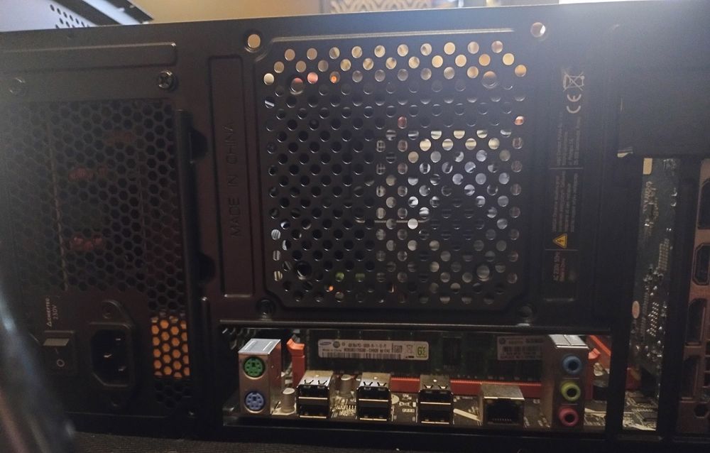 Komputer - 16 GB RAM, GTX 1060, Intel 8 rdzeni, SSD 512GB