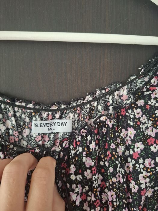 Sukienka w kwiaty midi