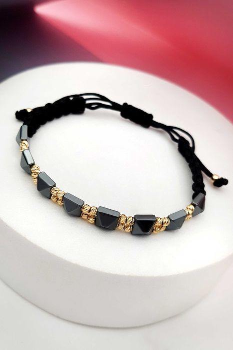 Bransoletka na czarnym sznurku z hematytami i złotymi koralikami pr585