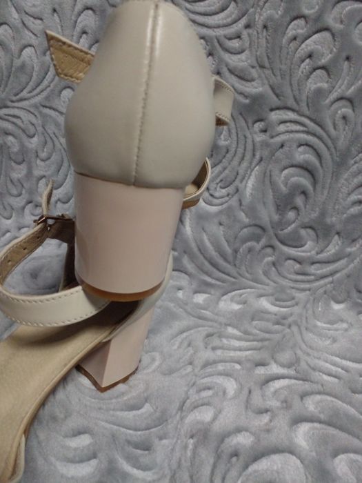 Продам босоніжки