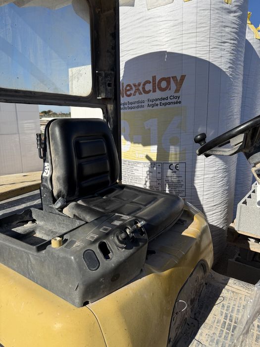 Empilhador Caterpillar 3T