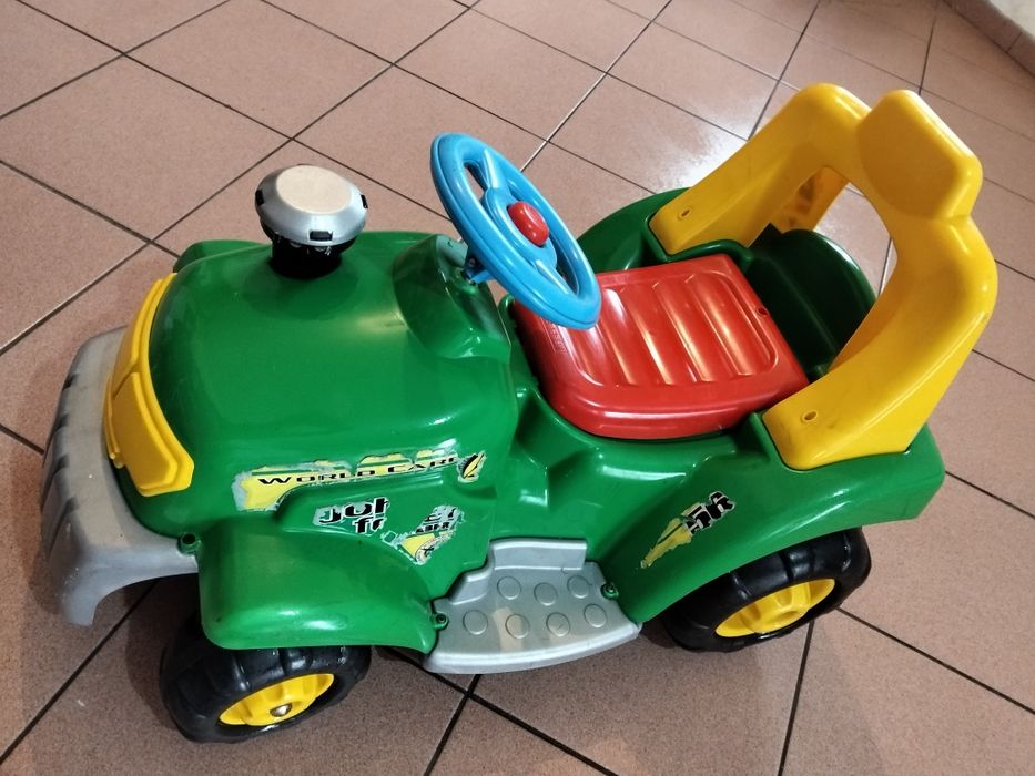 brinquedo em Trator . 
É um brinquedo