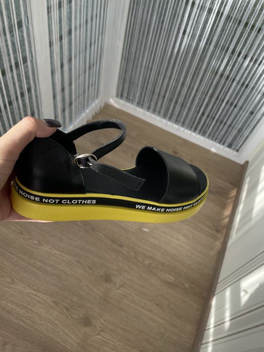 Босоніжки шкіряні