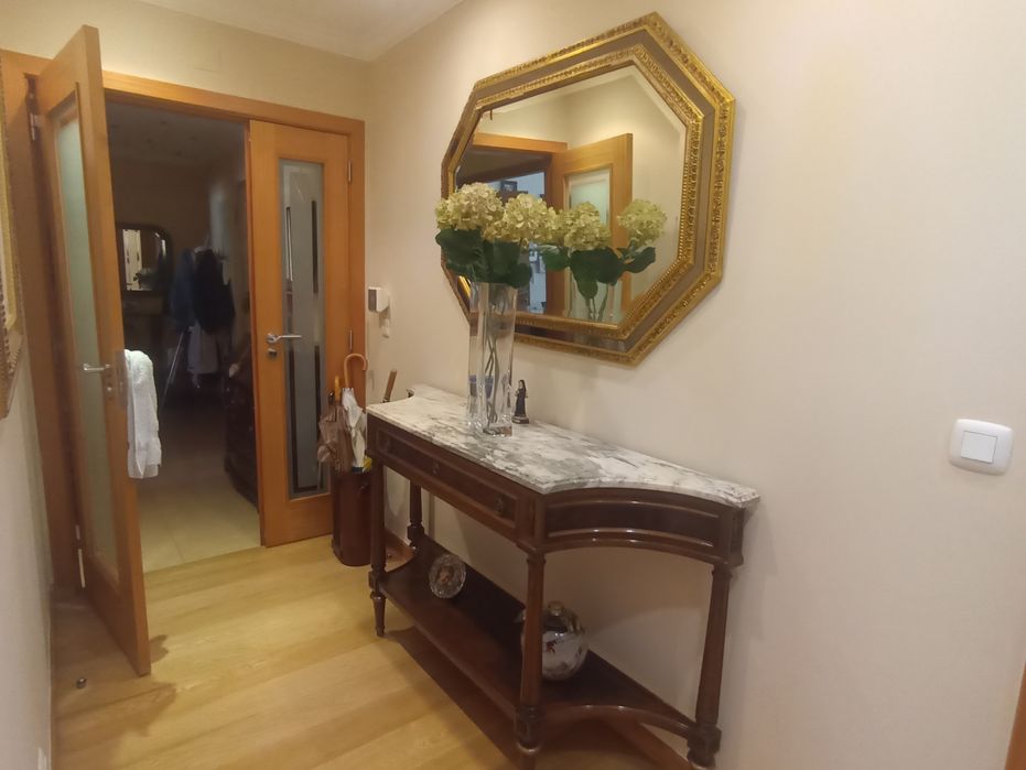 Móvel em madeira maciça e espelho