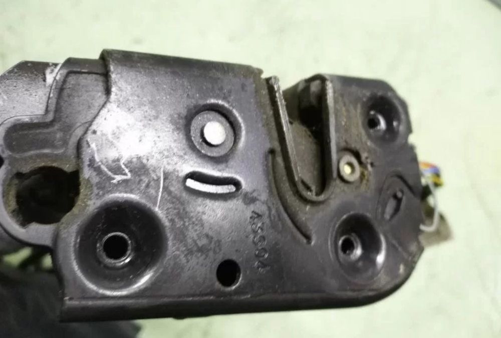 Замок сдвижной Mercedes Vito 639, Viano боковой левой A6397300435