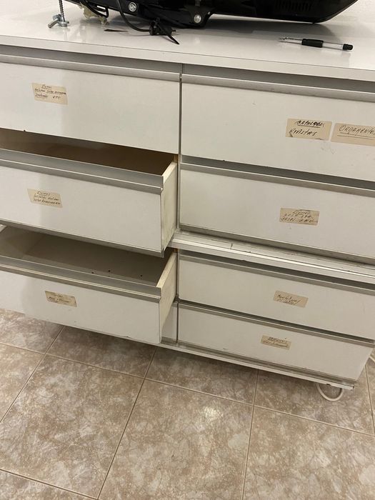 Móvel branco com gavetas