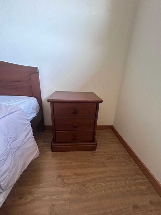 Quarto de casal completo em madeira