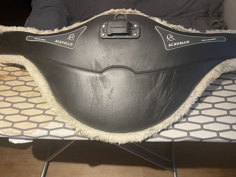 Popręg Acavallo skokowy 135 cm anatomiczny z futrem Acavallo