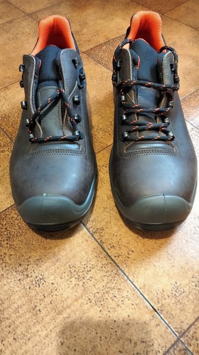 Продам нові робочі черевики італійського виробника !