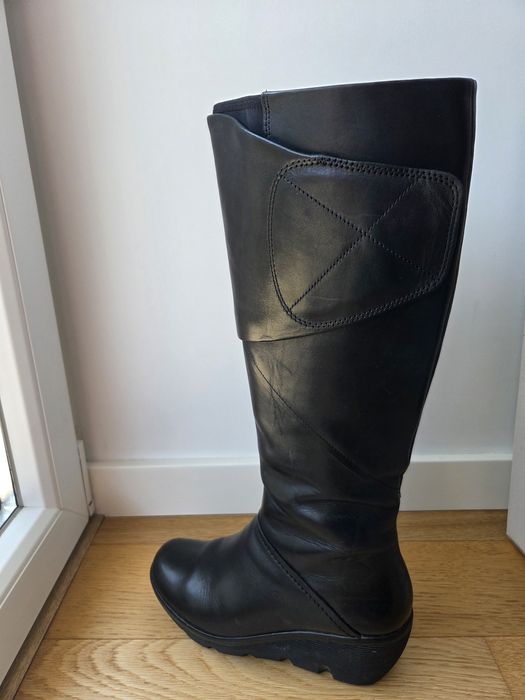 Botas pretas cano alto em pele da Clarks, muito confortáveis