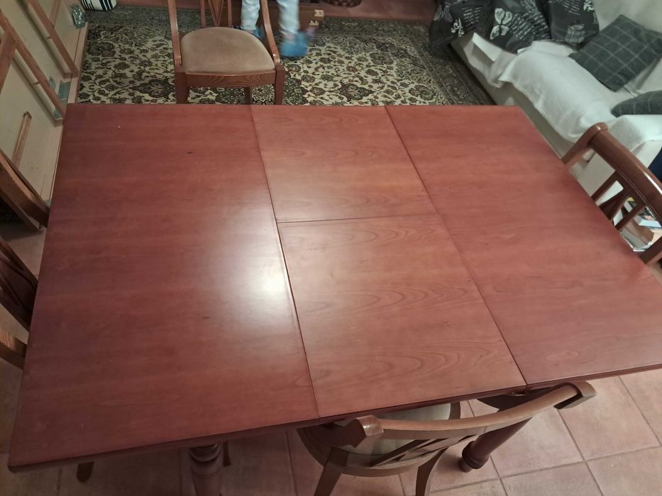 Mesa de jantar, em cerejeira