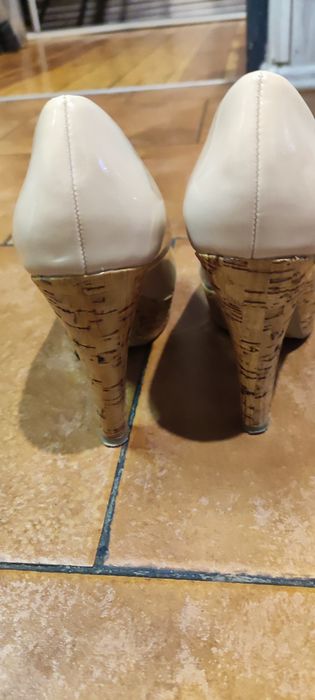 Buty skórzane lakierowane bata
