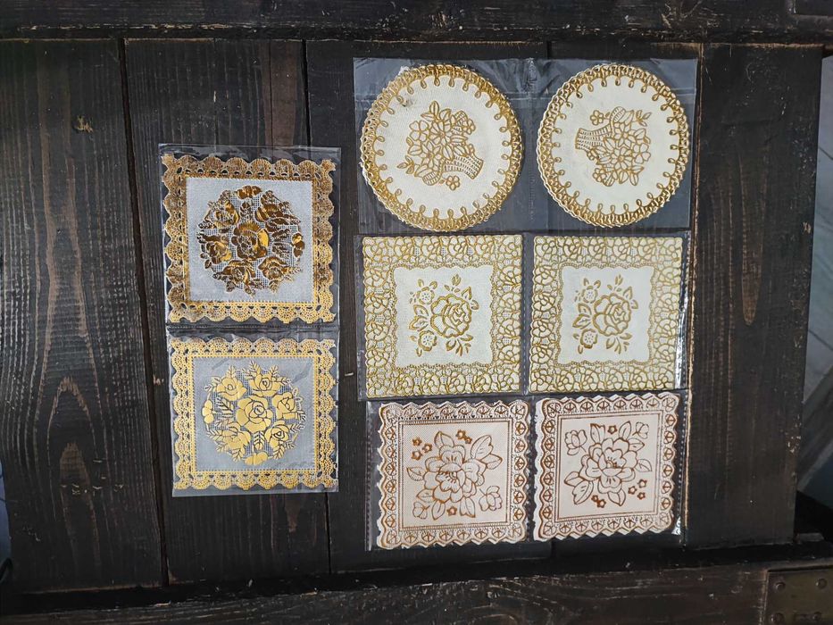 podkładki pod szklanki kubki biało złote kwiaty 14 sztuk