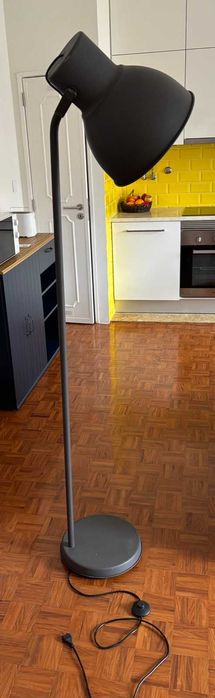 Candeeiro de pé IKEA Hektar cinzento