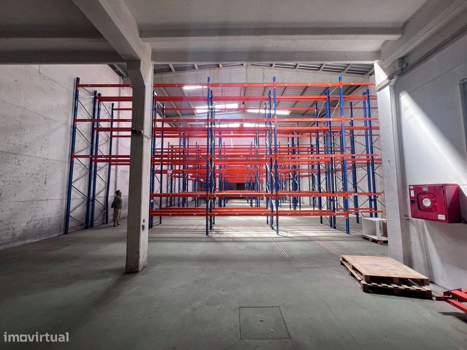 Armazém de 877 m² com escritório e sala de descanso