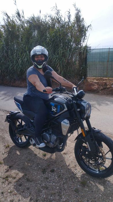 Moto pouco usada