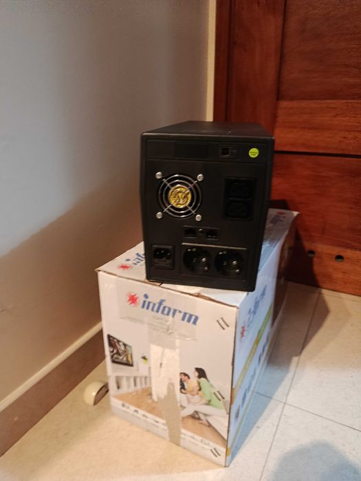 UPS de 3000 VA e 2500