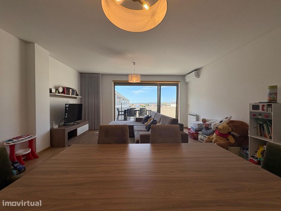 Apartamento T3 (recuado) com 56m2 de terraço, no centro da Trofa