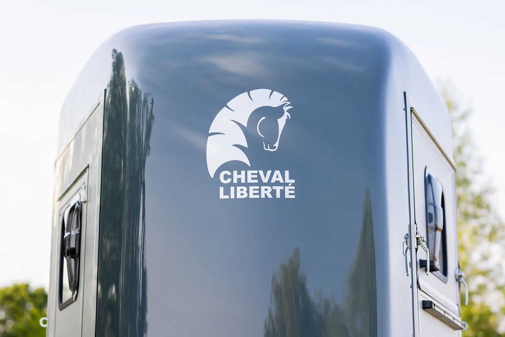 Atrelado para transporte cavalos