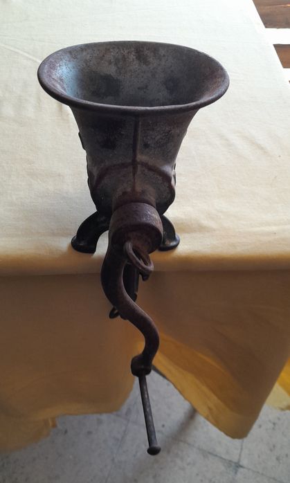 Máquina antiga de picar carne