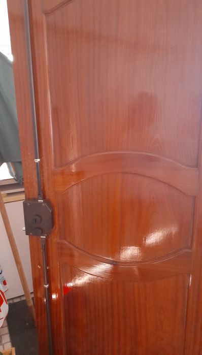 Porta de entrada madeira maciça com fechadura.