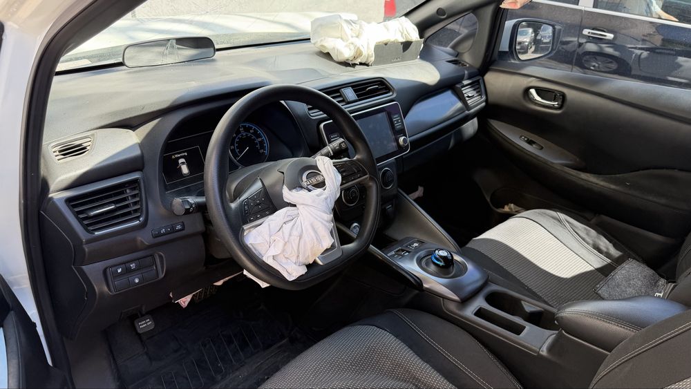 Продам Nissan Leaf 2022 год после ДТП.