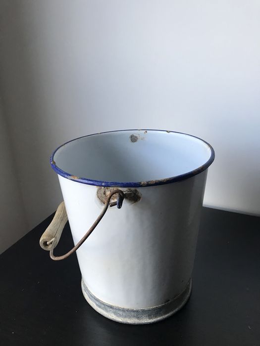 Balde de metal antigo