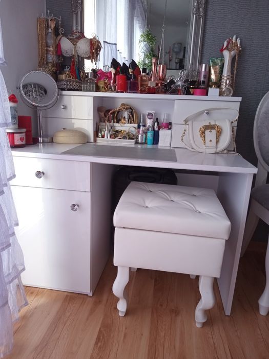 Piękna toaletka biurko