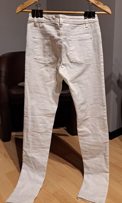 Białe spodnie skinny