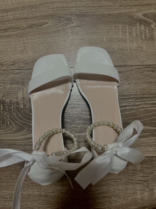 Білі жіночі босоніжки