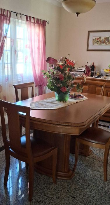 Conjunto mesa e 6 cadeiras de madeira