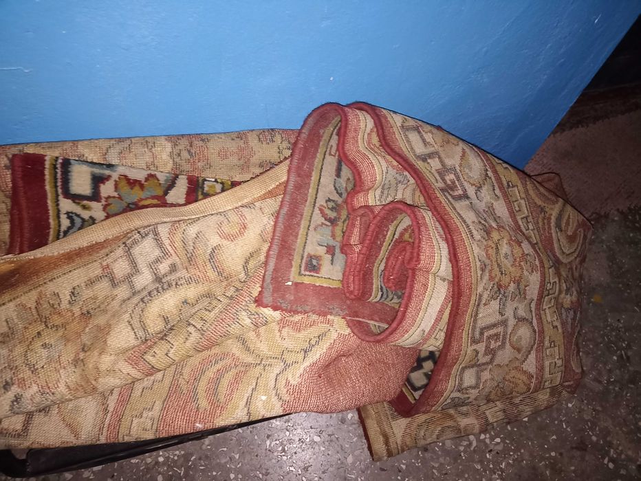 Продам ковра на пол!розміри 2 метра на 3 метра!теплий і приємний.