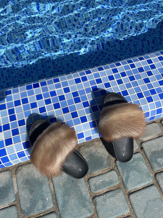 Шлепки тапки с мехом куница /соболь (не норка)