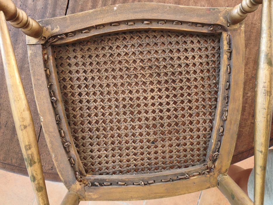 2 Cadeiras douradas com assento de palhinha
